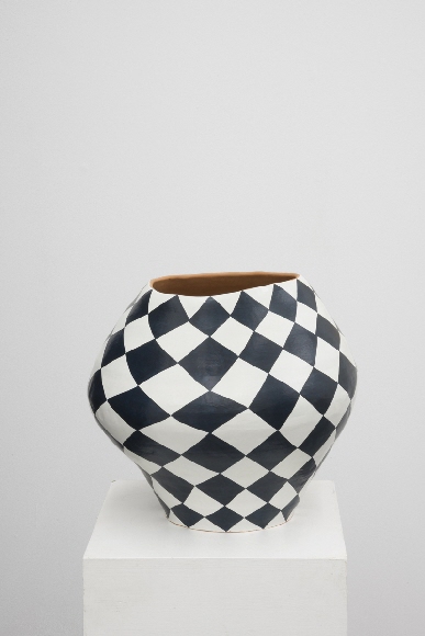 empty sculptures (black and white harlequin)